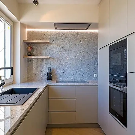 Beautiful Penthouse With Phenomenal Sea View Appartamento *